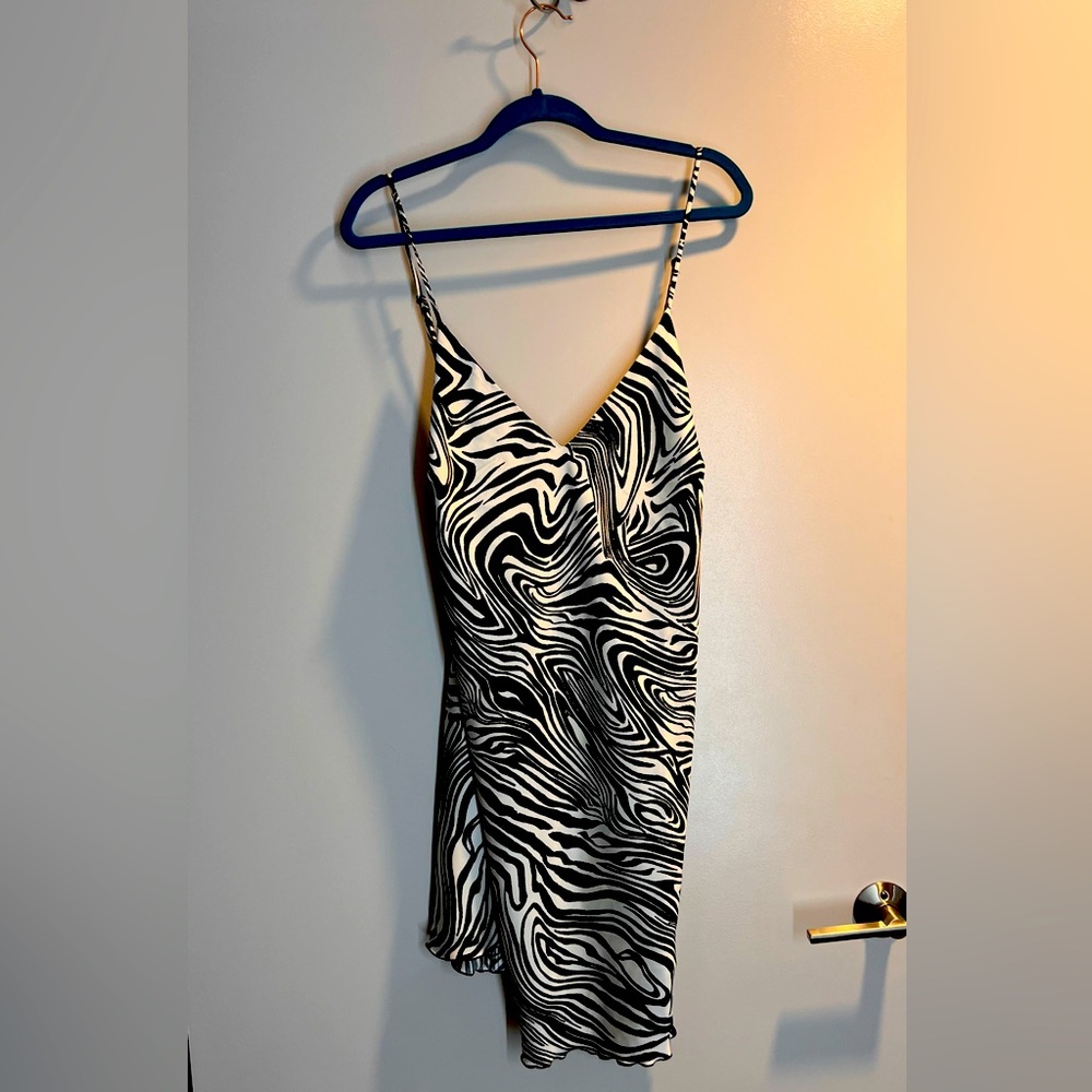Black & White Zebra Print H&M Dress Perfect for Vacation! 🏝️⛱️☀️🕶️
